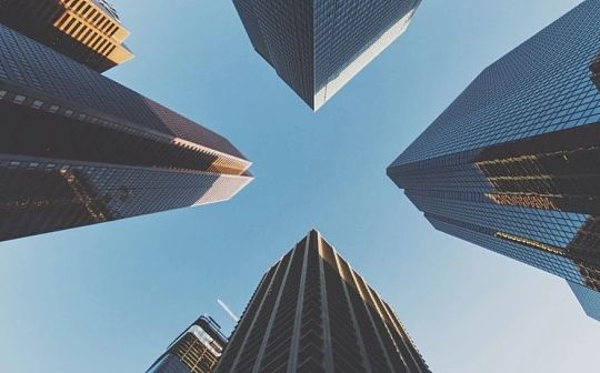 跨国加密企业选址的东方之争:新加坡与香港的税务与监管比较分析 跨国加密企业选址的东方之争:新加坡与香港的税务与监管比较分析