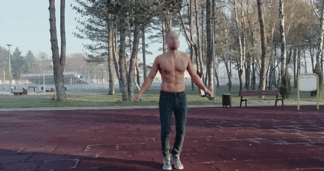 Meta清华校友推全新AI「视频生视频」方法！单张A100生成「男人秒变猩猩」大片