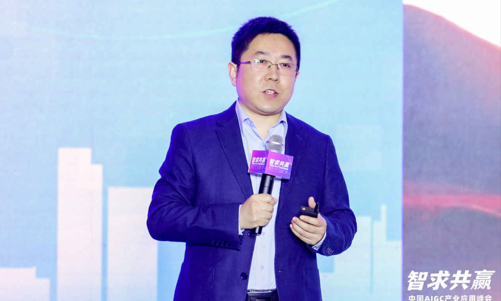 华为李伟:大模型推动 AI 从“作坊式”转向“工业化”丨中国 AIGC 产业应用峰 华为李伟:大模型推动 AI 从“作坊式”转向“工业化”丨中国 AIGC 产业应用峰