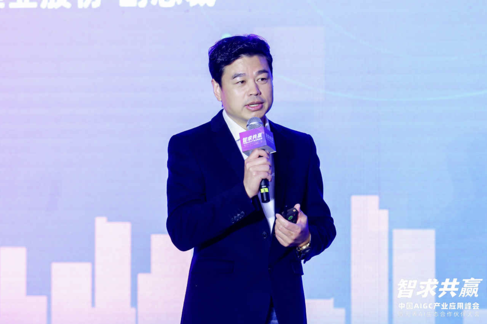 红蜻蜓集团副总裁徐威：AI + 产业的创新融合实现鞋业数智化升级丨中国 AIGC 产业应用峰会