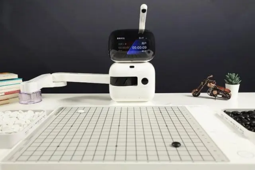 商汤发布下棋机器人元萝卜，率先深入家庭场景。