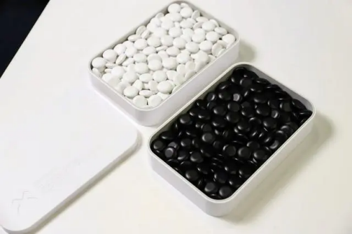 商汤发布下棋机器人元萝卜，率先深入家庭场景。