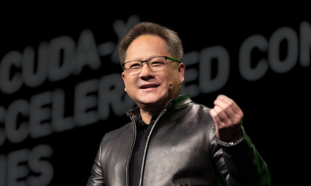 黄仁勋最新对谈:8年间GPU芯片性能提高1000倍,未来机器人将更像人类 黄仁勋最新对谈:8年间GPU芯片性能提高1000倍,未来机器人将更像人类